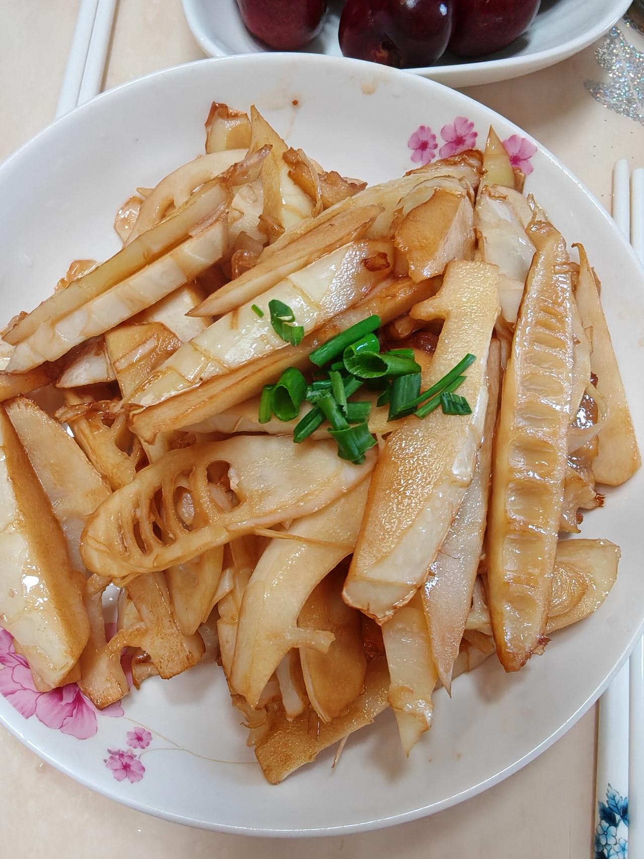 晒图笔记大赛现在就有雷笋卖了，我在小区团购买的雷笋今天到货了，用腊肉一起炒，脆甜