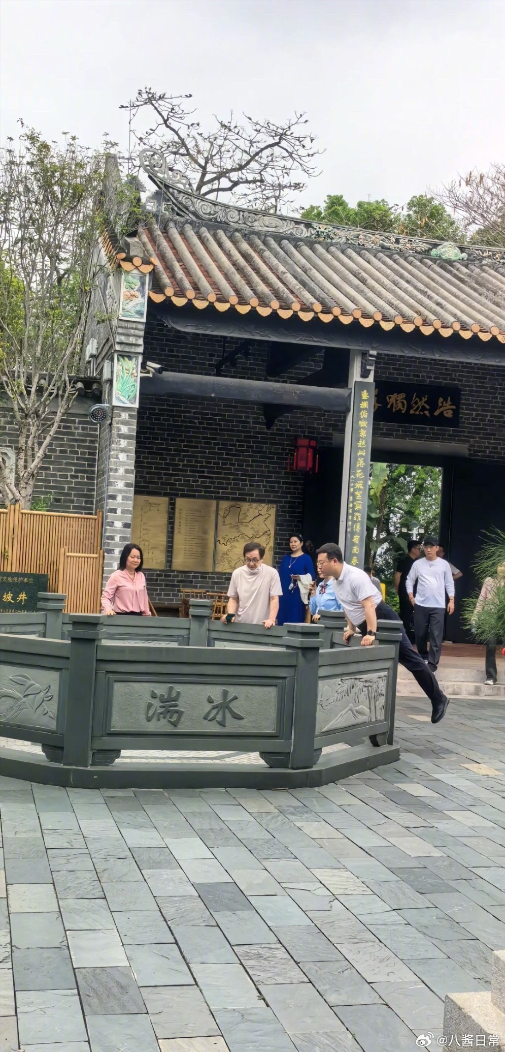 网友在惠州偶遇成龙和房祖名 