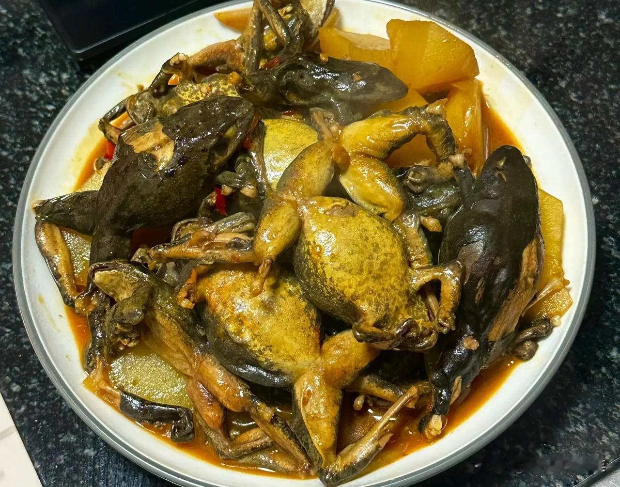 东北人过冬，就馋这锅“硬核鲜货”！

别被“蛤蟆”俩字唬住！这可是长白山脚下的林