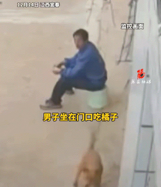 太坏了！江苏，一男子坐在自己门口吃橘子，不料突然出现一个黑衣男，上前就一拳将男子