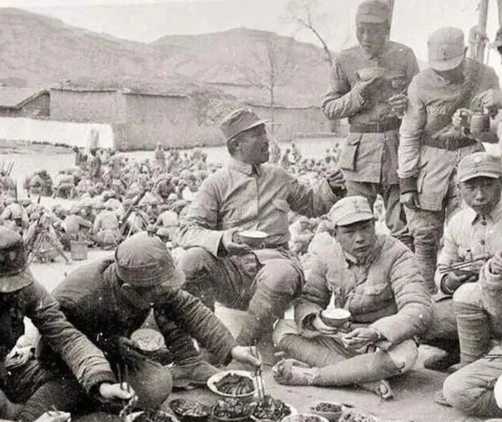 老照片【胜利的庆功宴】简单却幸福！