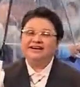 近日，韩红在北京国际电影节活动内场被镜头捕捉到一个不经意的动作，她自然地将手插入