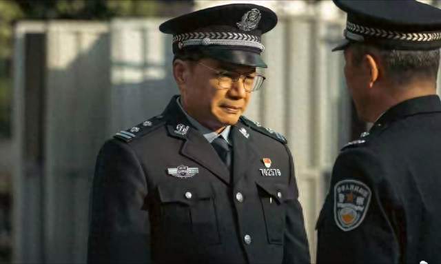 《藏锋》直到廖不凡遇害，谭彦才知，袁莱另有隐藏身份