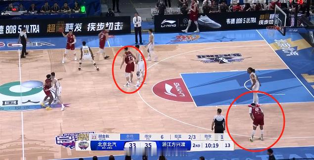 这两个人可以换一个位置啊。。。。。。范子铭都连续失误几次了，场上球员自己沟通也行
