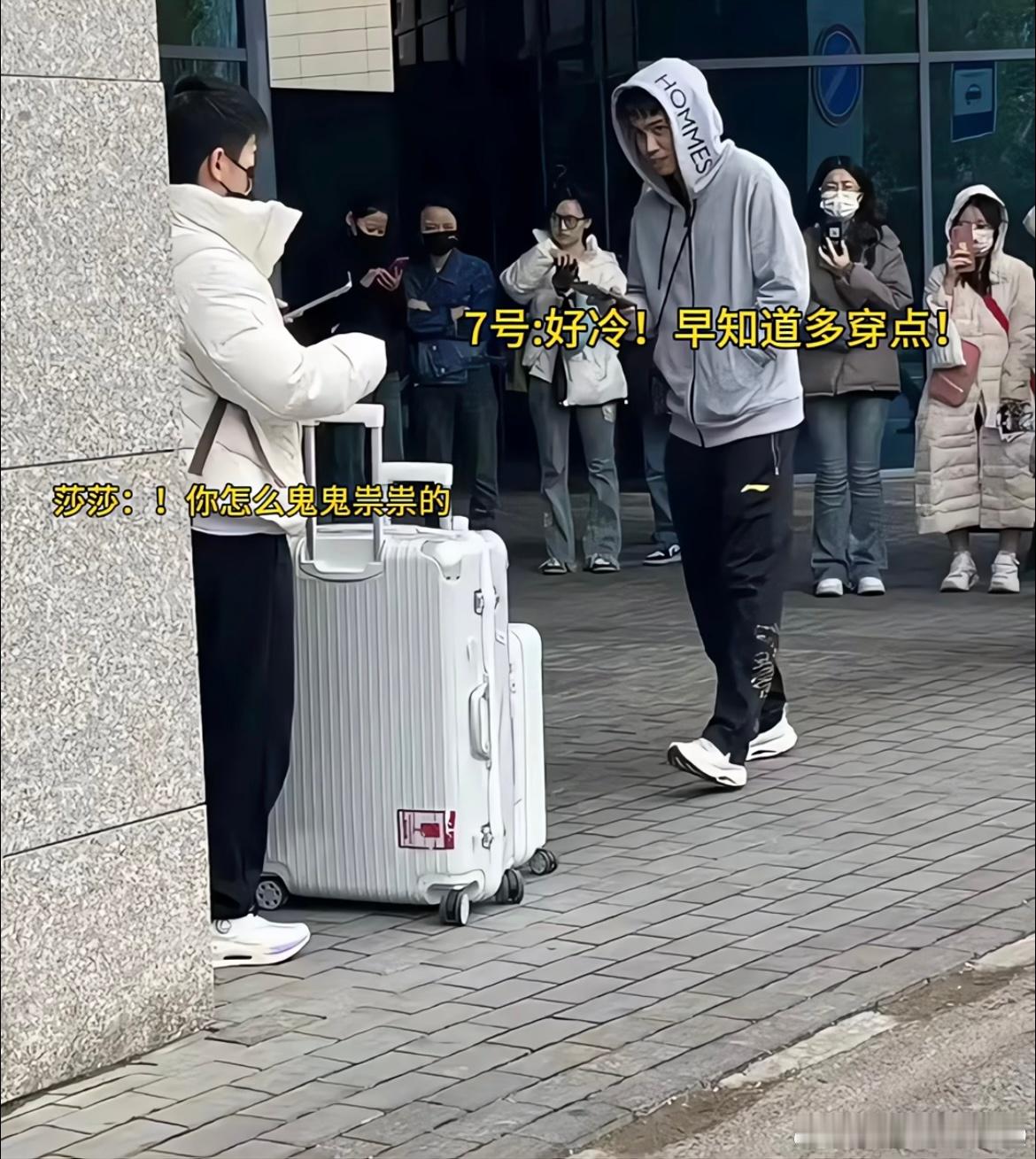 #孙颖莎[超话]#  孙颖莎和周启豪一起回国，不用担心没人照顾啦[赢牛奶]#孙颖