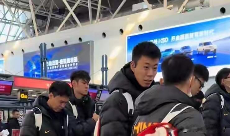 嘿，中国男篮出发了！他们像一群勇士，带着希望，奔赴“战场”冲绳，要和日本打世预赛