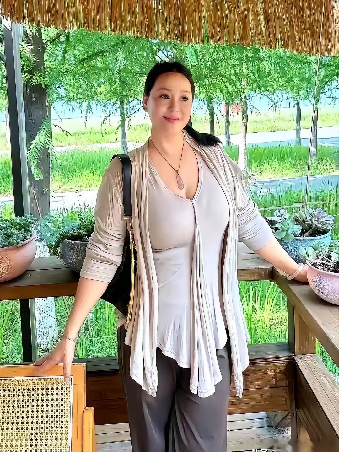 要是生在唐朝，这女人绝对能让皇上连着罢朝一个月。真的。别跟我扯什么流水线上的白瘦