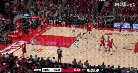 申京这挡拆，杜兰特能不咔咔失误？
图1：连续2次掩护根本没挂住人，导致2人夹击阿