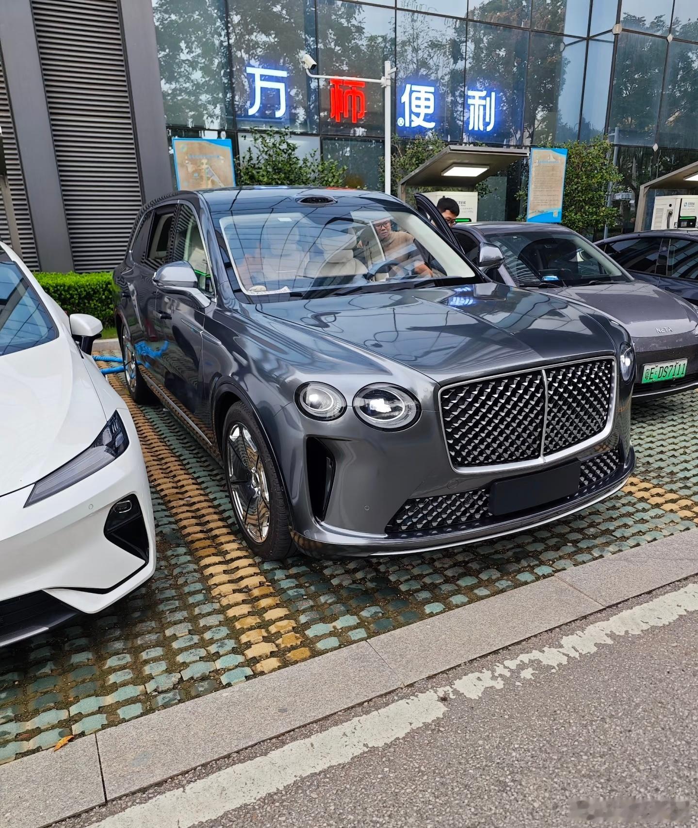 不是…这是追觅汽车？不是要造库里南吗，怎么又整宾利了…宾利添越，追觅添__？跟个