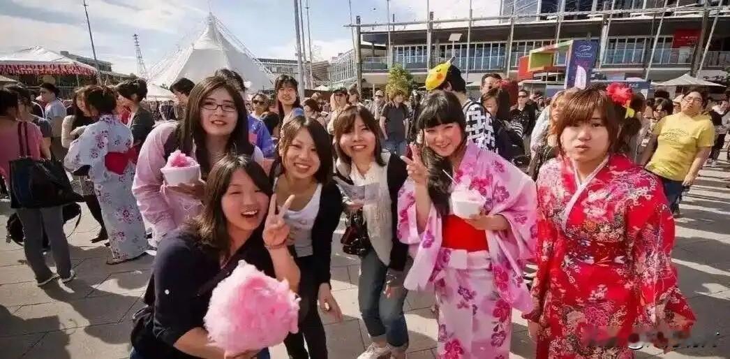 日本未来会走向哪里？

日本人总觉得自己有光辉灿烂的历史，当然是建立在过去两百年