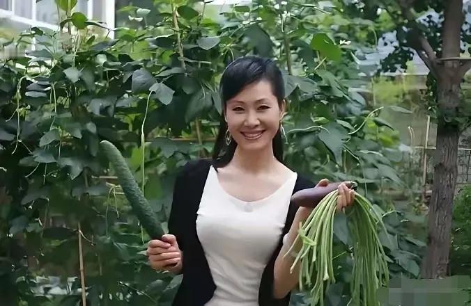于文华老师的田园生活，美哉悠哉！于文华老师喜欢质朴的田园生活，今天在菜园里发现了