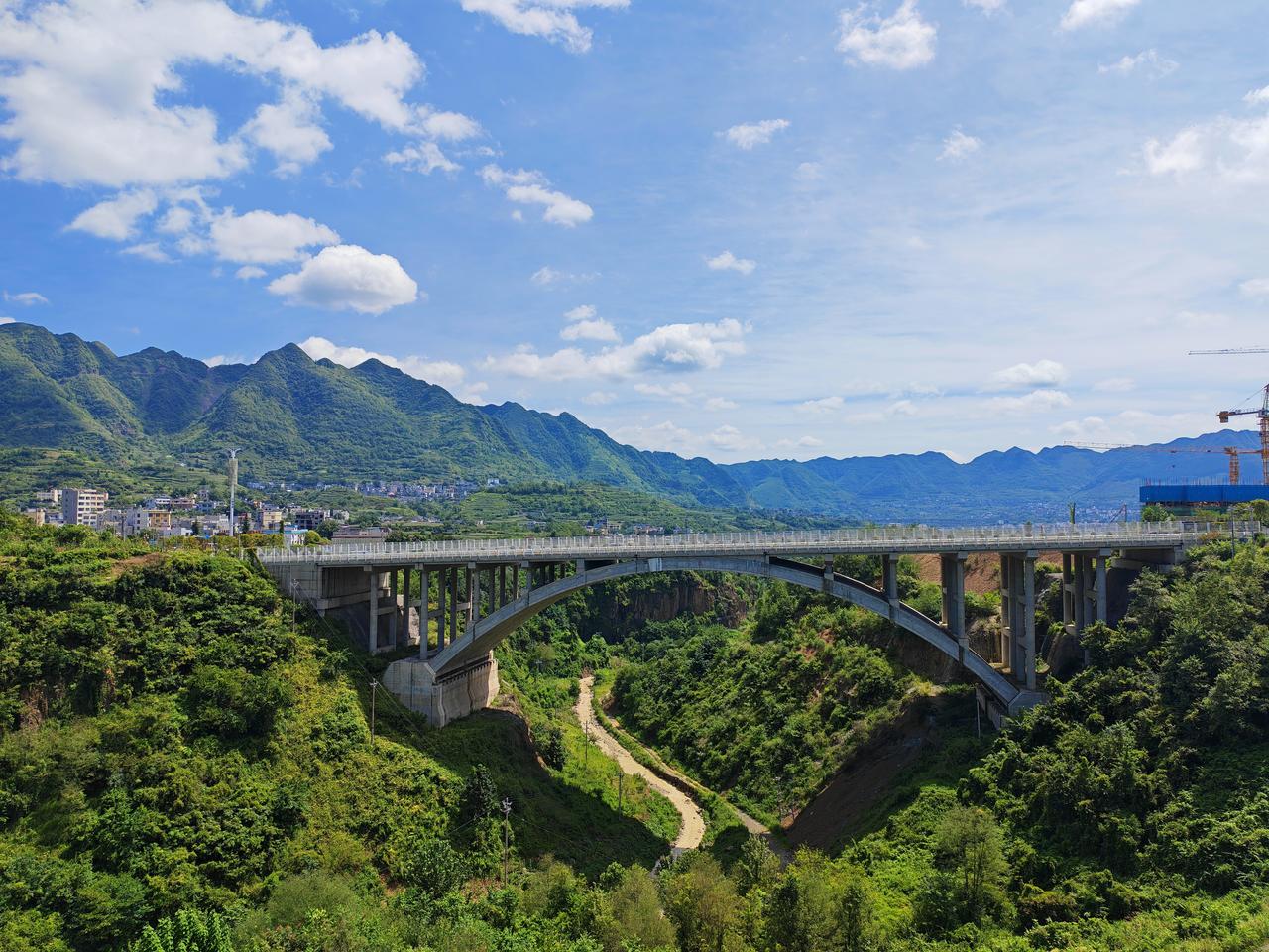 【生个二孩公公奖励20万元】近日笔者在昭通镇雄县某镇获悉，该镇一个公公为鼓励儿媳