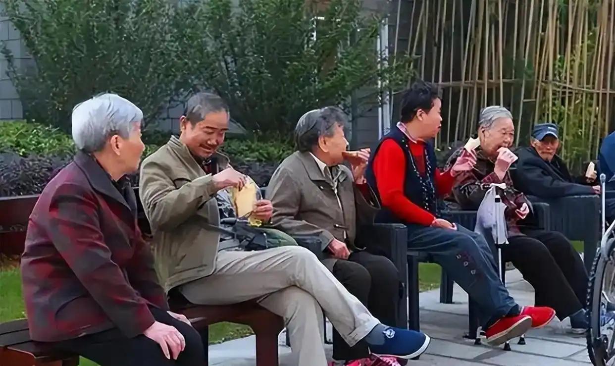 迈入2026年七月新一周，依旧没有等来全国养老金调整的官方通知，不少退休人员每天