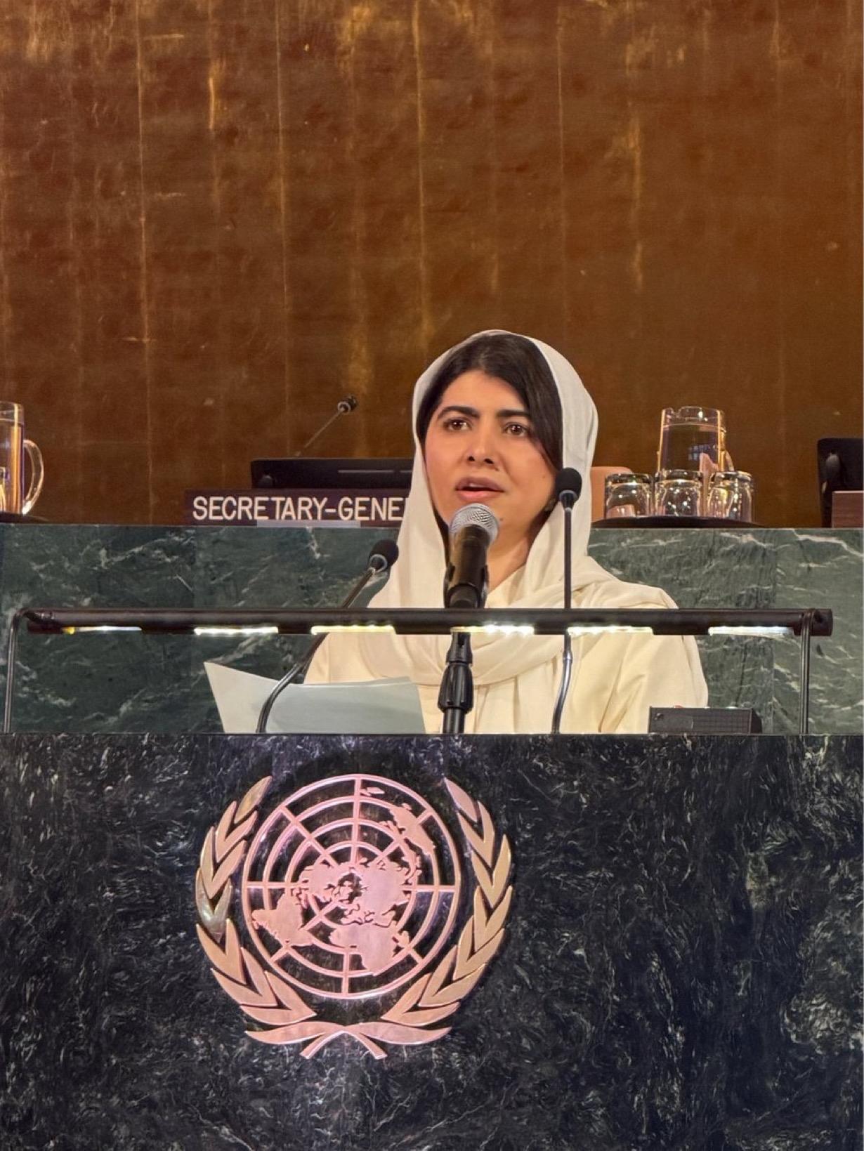 诺贝尔和平奖得主马拉拉.优素福.扎伊Malala Yousafzai：

“今天