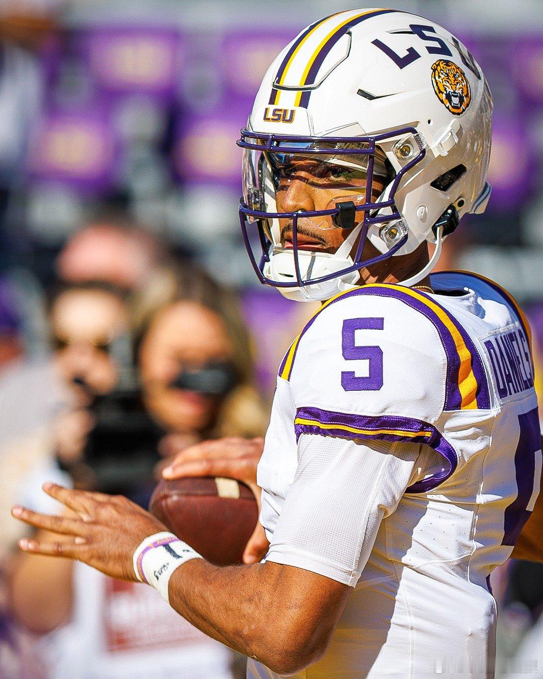球衣号码引发争议🤯❓据ESPN消息，杰登·丹尼尔斯的代理律师已通知路易斯安那州
