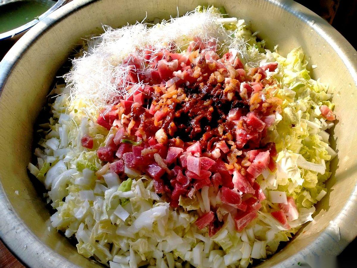 包子刚出锅，滚烫。
我拿筷子扒拉了半天，挑出12个褶子最漂亮的，塞给我家老头：“