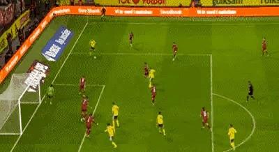 88分钟，瑞典队几乎已经被宣判死刑。
第一脚射门，被人墙死死堵住。
第二脚，对方