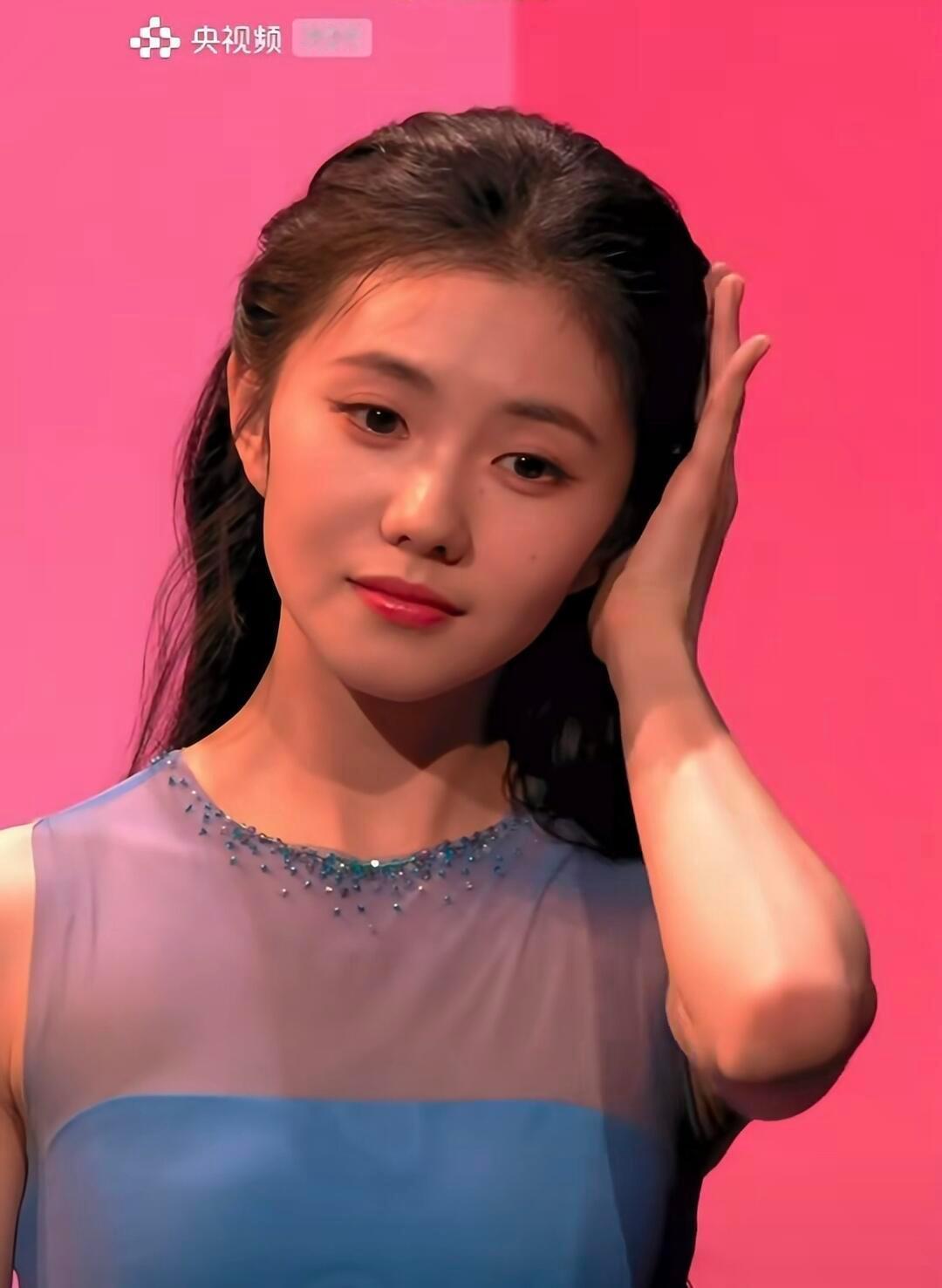 刘浩存的脸型不是一味地圆润流畅，而是有一种秩序感之美，像阶梯式的等差数列，精准又