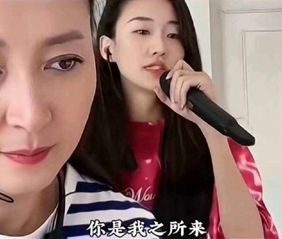 闫的这个眼神太有深意了！儿媳妇大展歌喉的时候，果然人美歌甜气质佳。婆婆在前面却露
