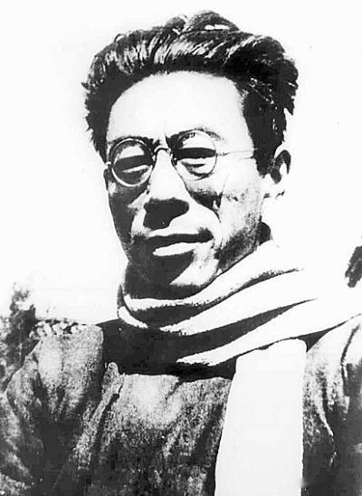 1922年，闻一多被迫迎娶从未谋面的高孝贞，新婚之夜，闻一多以为不洞房就可以摆脱