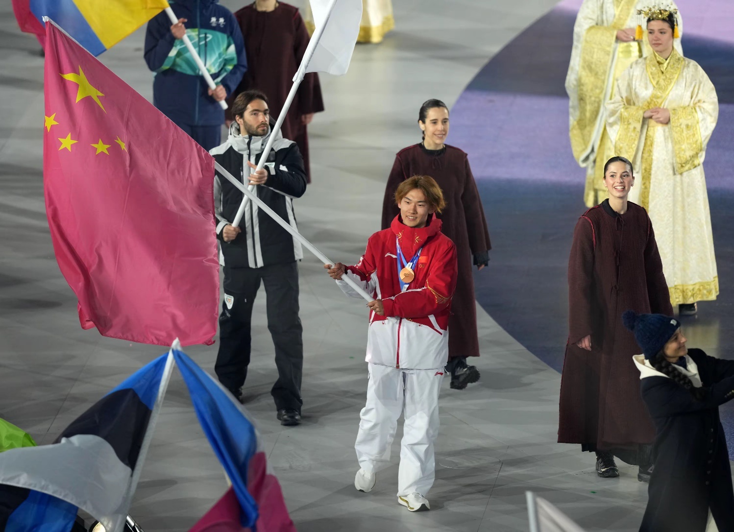苏翊鸣手持五星红旗入场 当地时间2月22日，米兰-科尔蒂纳冬奥会 闭幕式在意大利