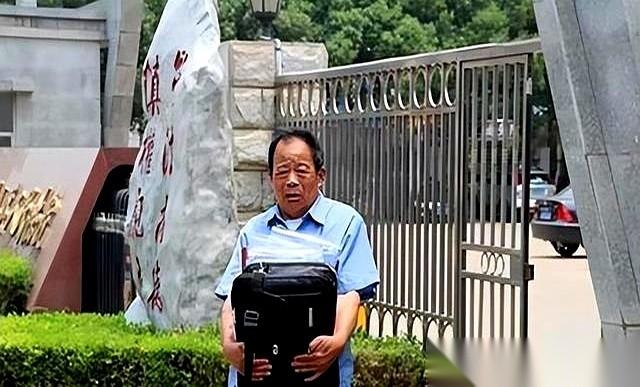 11天，捐了5次。
一个华科在读的医学博士，就这么死在了取精室里。
门撞开的时候