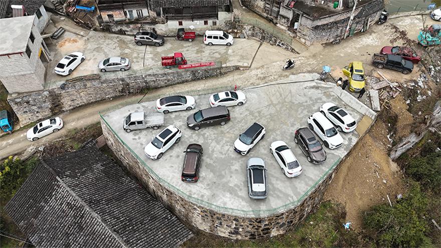 我个人出资十六万，再加上村民集资的八万，为村里修建的停车场和活动室终于完工了，今