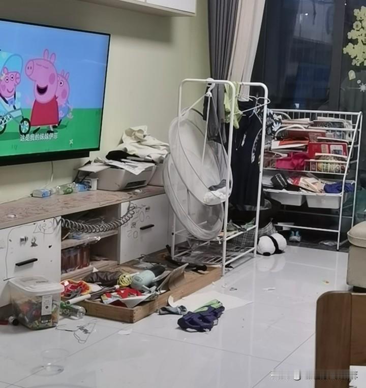 压倒婚姻的稻草，
不一定是贫穷，
也可以是日复一日的琐事。

早上看到一片狼藉的
