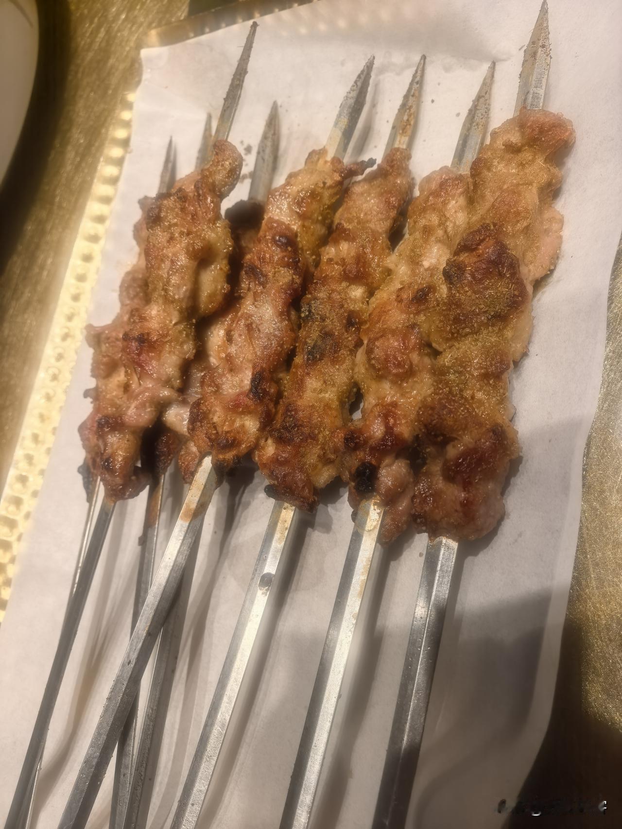 这次来新疆，尽管时间不长 可地方没有少去，美食没有少吃。羊肉串是必不可少的，还去