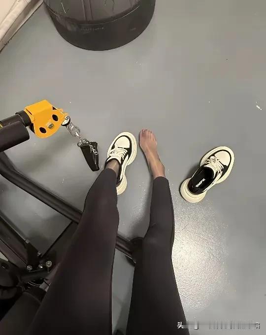 黑丝袜库里丝
运动鞋这么穿得多大味道啊？女友脚臭是一种怎样的体验 没穿袜子脚臭 