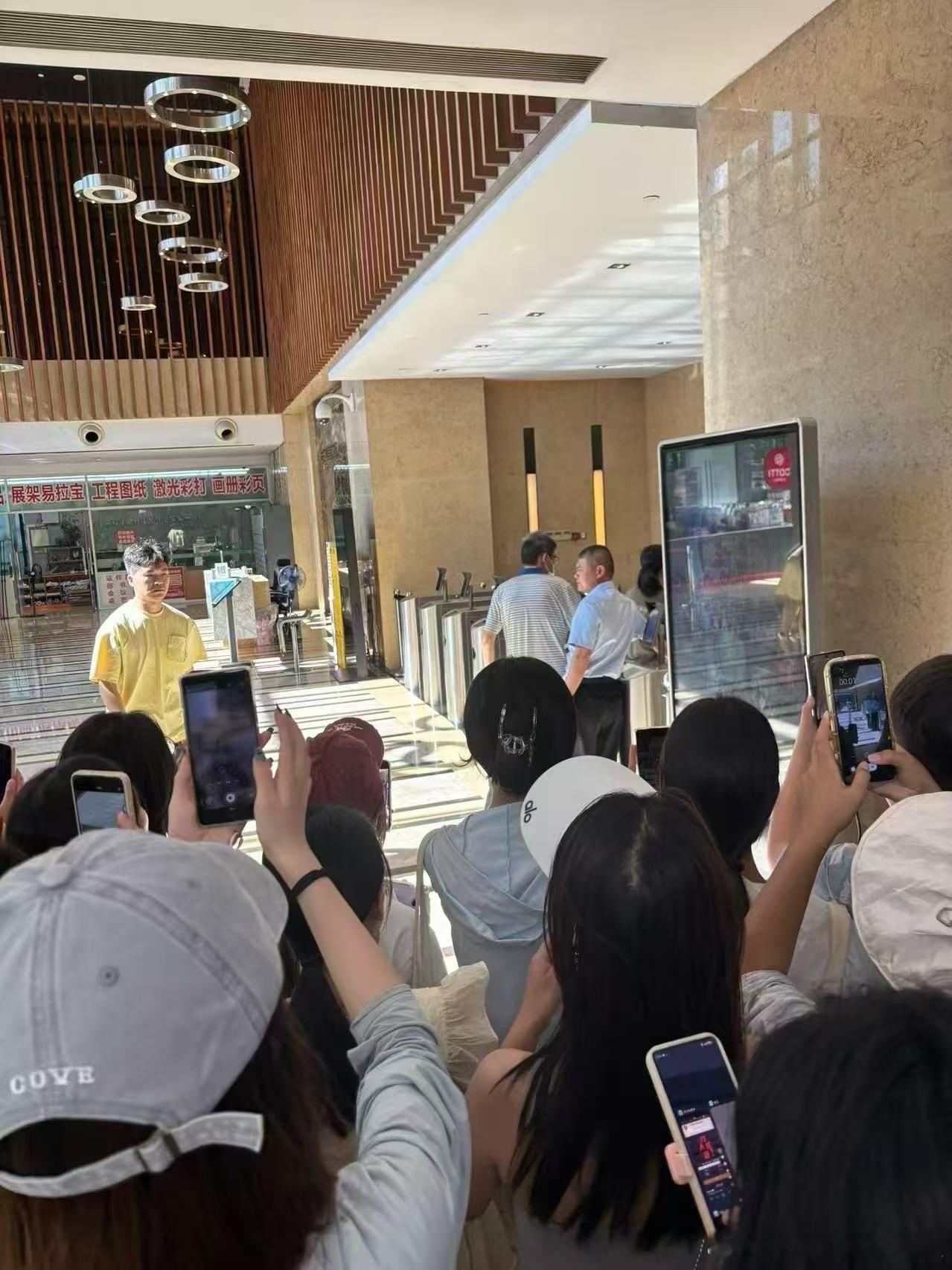 tg 李飞今早去长江国际 ​​​