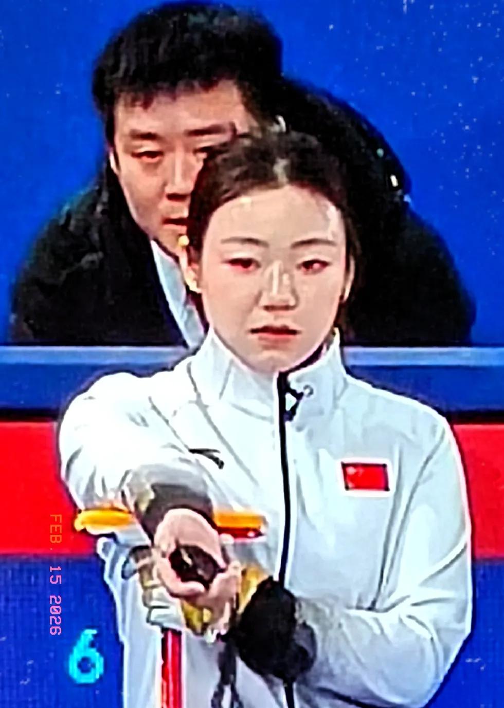 冬奥会女子冰壶中美较量实况:
第3局，中国队先手，一直控制着场上局势，4垒投完给