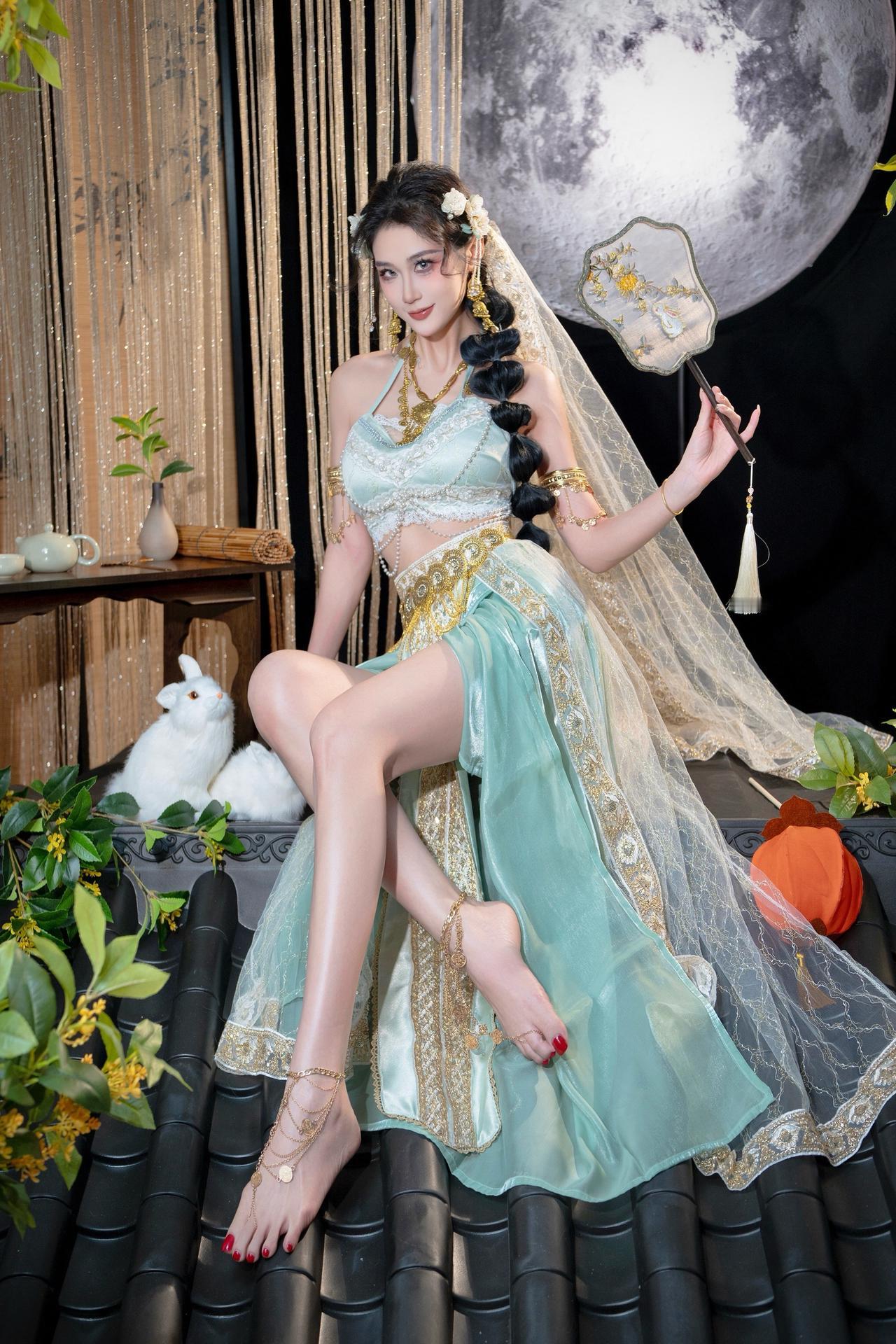 但愿人长久，千里共婵娟。摄影师@李俊杰Dicky ，出镜@啦不啦多（多啦） 中秋