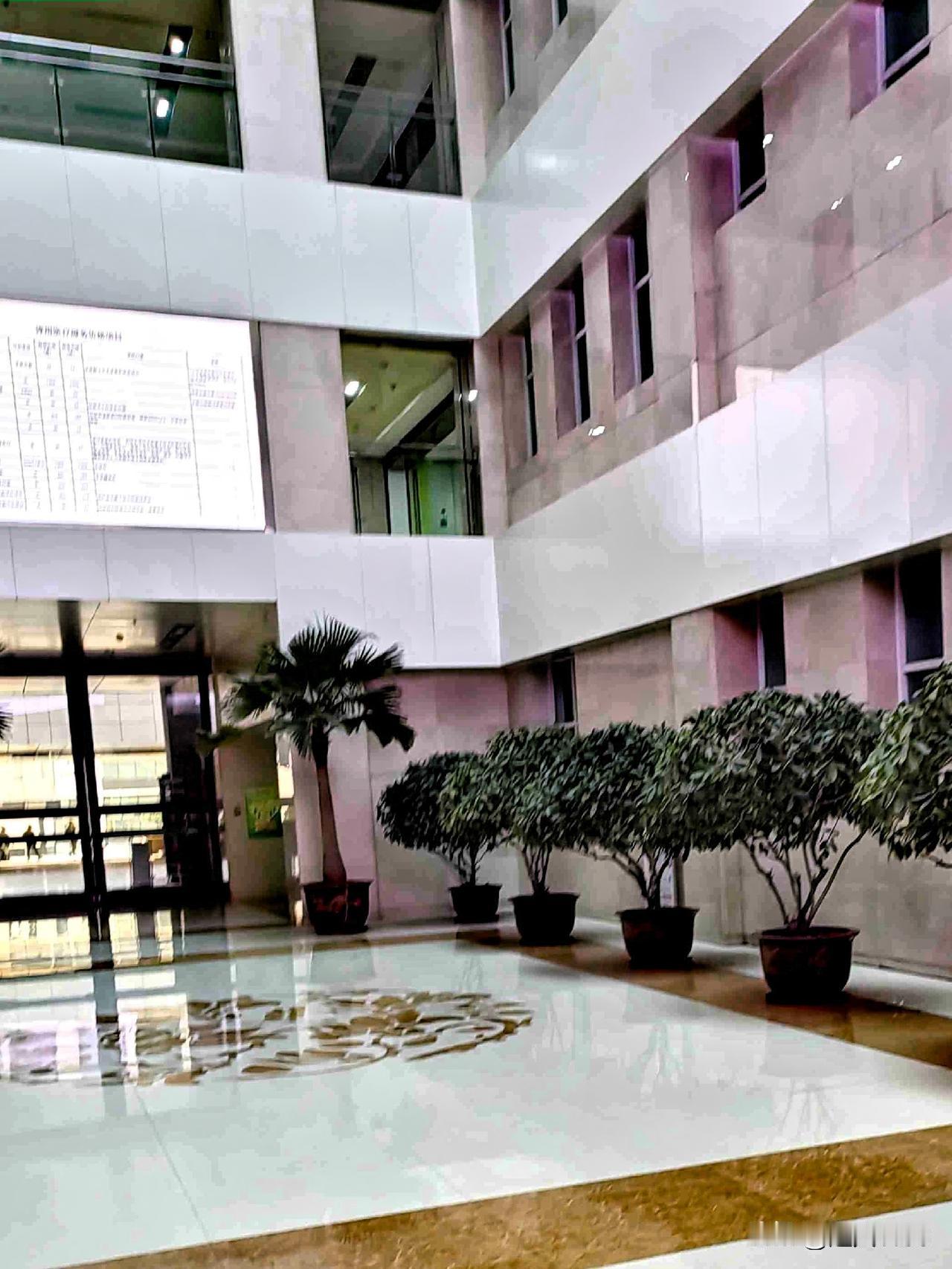 一早来到了省四院，
里边的环境真不错。

环境优美心情好，
老公的身体恢复的快。