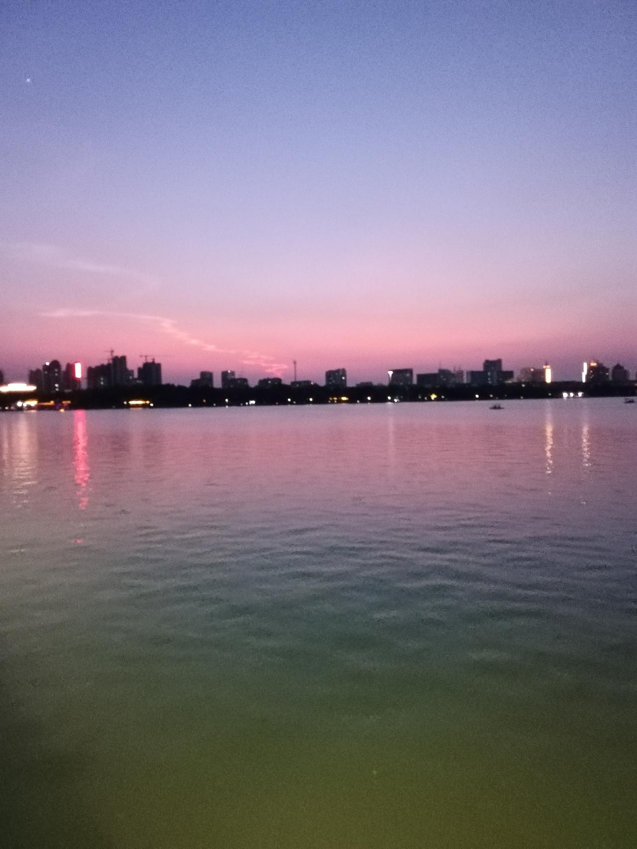 暮色漫过西关长桥，晚风裹挟满城灯火，天际由深蓝晕染成柔美的粉紫色，夜色安然，风月
