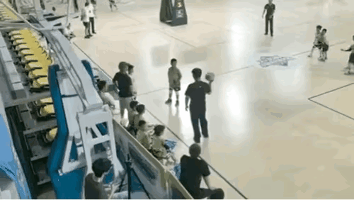 对抗性运动有点摩擦很正常
更何况还都是孩子
家长加入进去就有点不合适了
你觉得呢