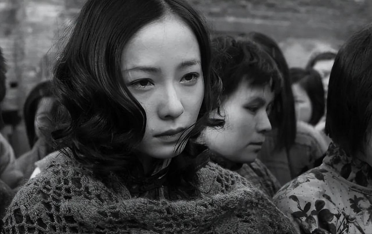 1940年，身为有夫之妇的袁竹林被日本兵强奸，怀孕之后，日本兵让她躺下，随后在她