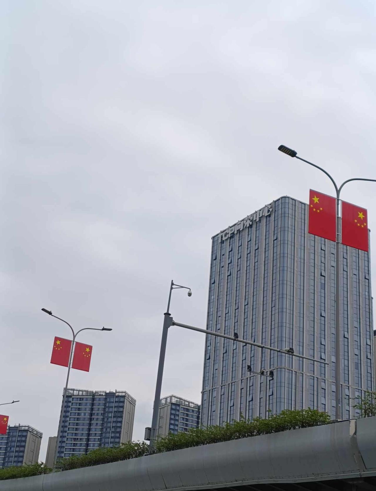 成都是不是比其他城市挂国旗早呢？
最近这两天成都街头挂满国旗，距离国旗还有一周时