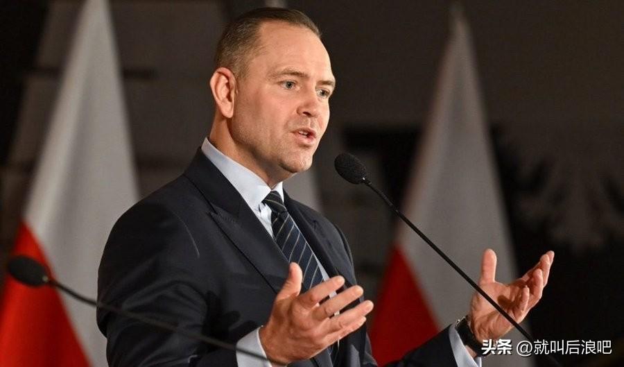 波兰总统纳夫罗茨基表示，允许波兰公民接受乌克兰招募，直接参与对俄军事行动。根据新