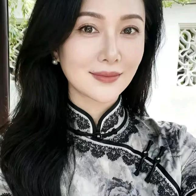 优雅旗袍，气质美人，古典韵味，尽显东方之美旗袍 旗袍秀东方美人 旗袍古典身韵 旗