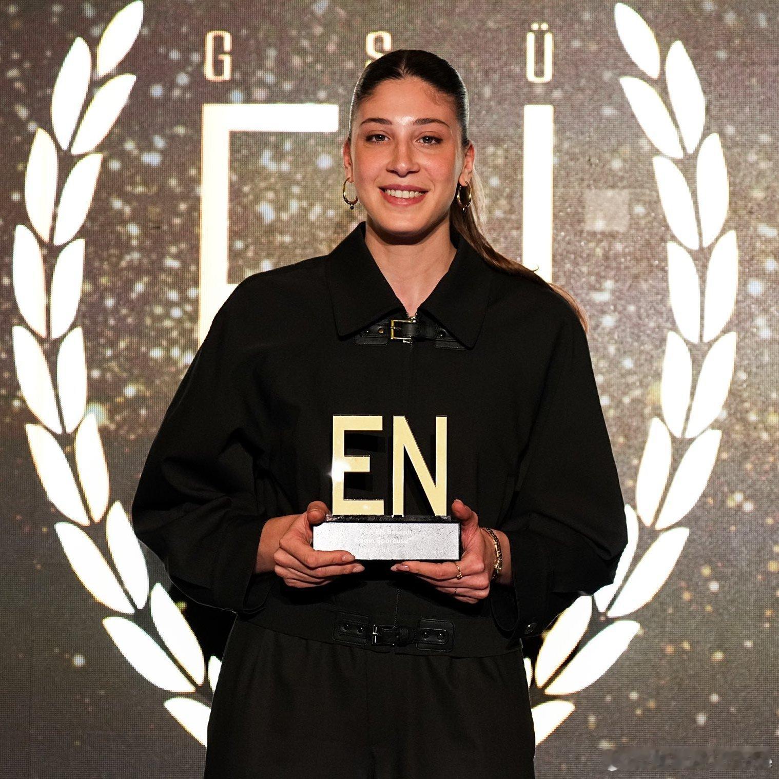 ⚡️伊尔金·艾丁在颁奖典礼上荣获加拉塔萨雷大学第20届EN奖⭐️她荣获2025年