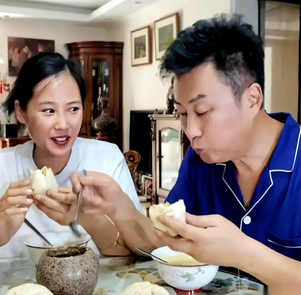 歌唱家耿为华在饭桌上随口一句“想吃那个菜”，没过两天，这道菜就准准地摆在了他面前