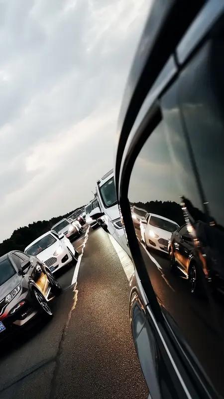 高速上堵得跟停车场似的，我正跟着前车挪动，留了个安全距离——结果旁边那哥们儿“嗖