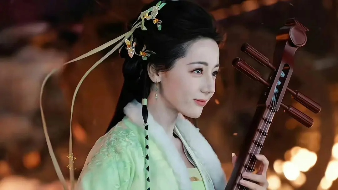 这就是粉丝要求的大头包吗？显得迪丽热巴头够大