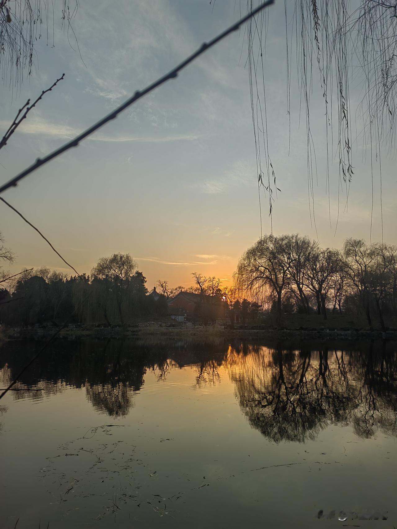 人生没有白走的路，也没有白付的真心。

永远不要后悔你对任何人的好，哪怕是看错了