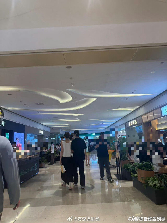 许嵩冯禧还在一起 不是轰轰烈烈的炒作，而是逛街、看演唱会、见家长的日常点滴，这样