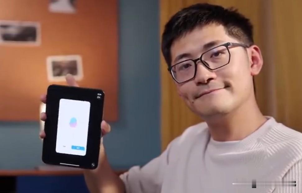 苹果这次翻车了！影视飓风实测iPhone Duo，微信、QQ都没完成折叠屏适配，