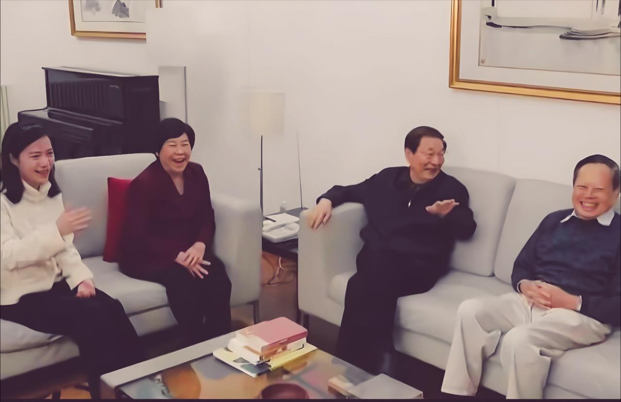 朱镕基夫妇与杨振宁夫妇在清华园
一天朱镕基携夫人劳安来到了清华园杨振宁与翁帆的家