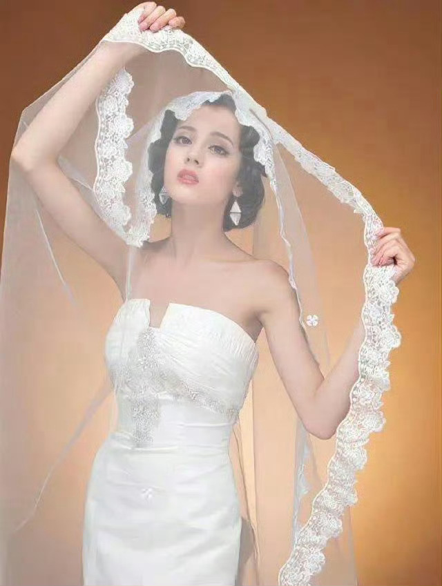 大学时期的迪丽热巴15岁的迪丽热巴拍的婚纱大片，到现在都秒了多少人啊！ 