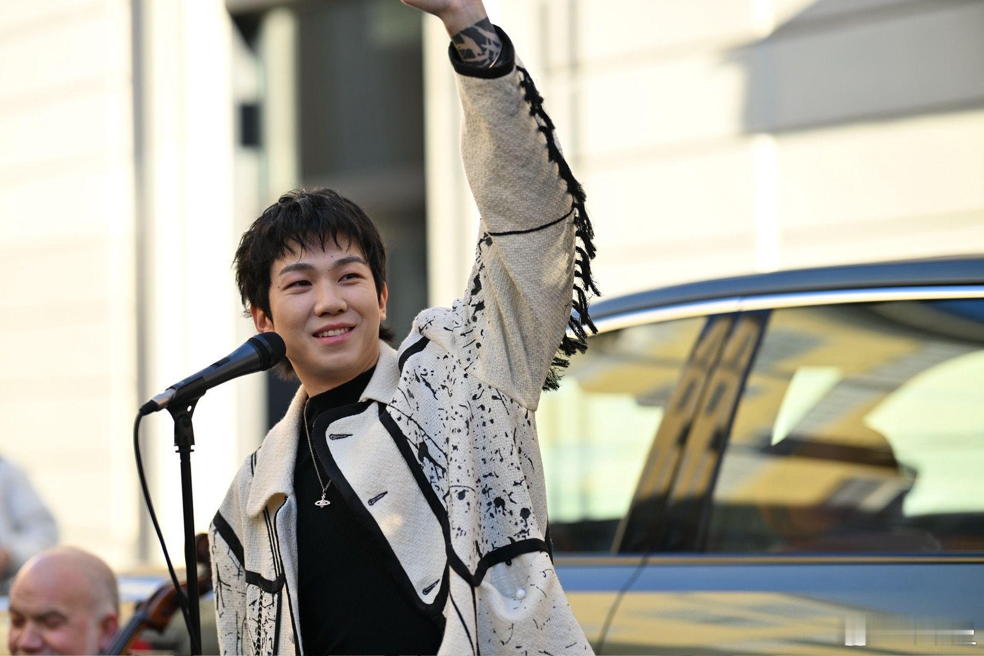 白举纲把米兰街头变成livehouse白举纲把米兰街头变成livehouse，古